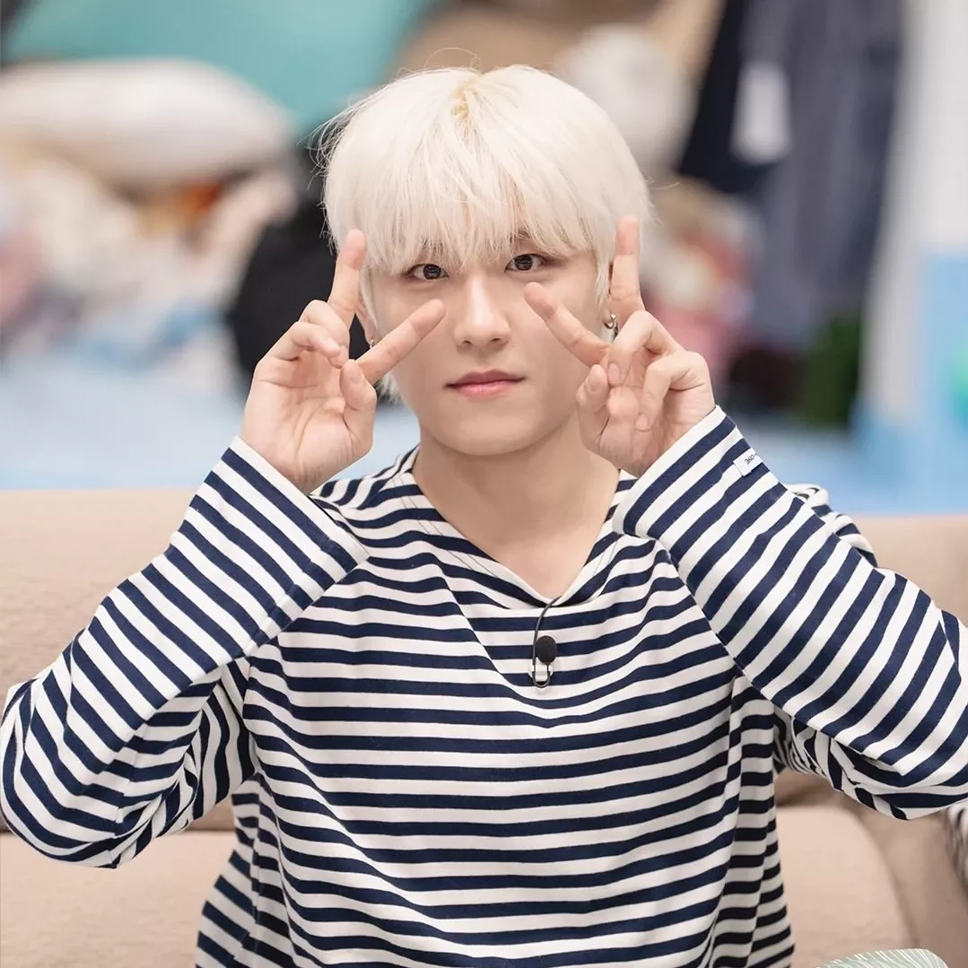 Foto aktivitas terbaru Park Woojin (AB6IX)