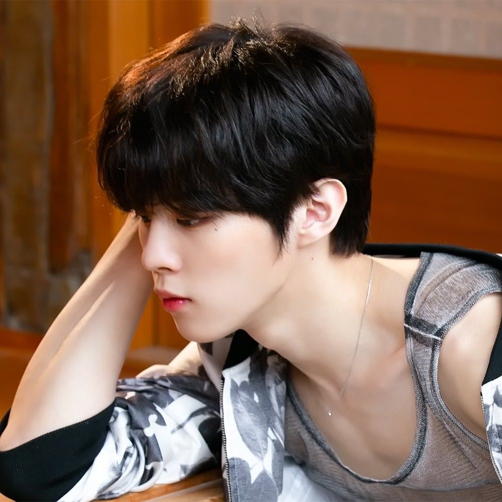 Behind-the-scenes cut of Kim Wooseok