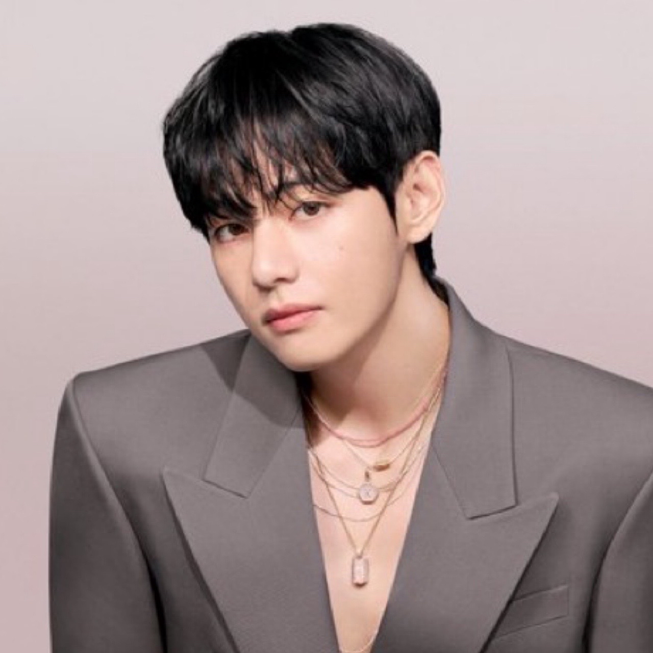 뷔 (방탄소년단)의 최신 사진