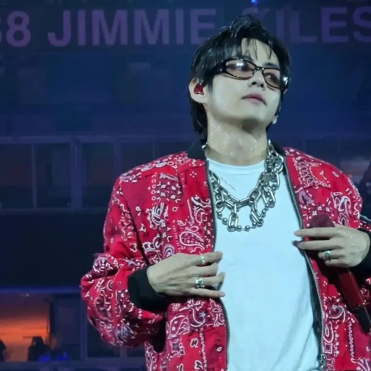 뷔 (방탄소년단) 최근 활동샷