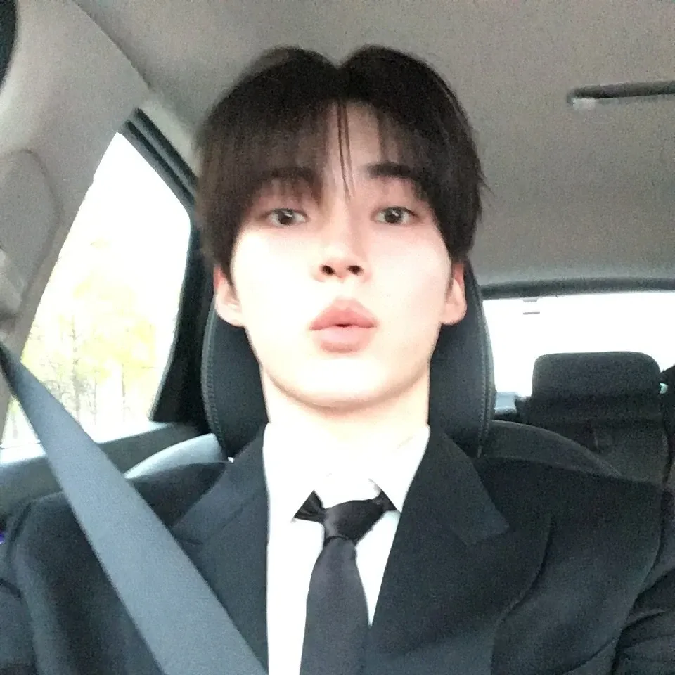 成韩彬 (ZEROBASEONE)的最新活动照片