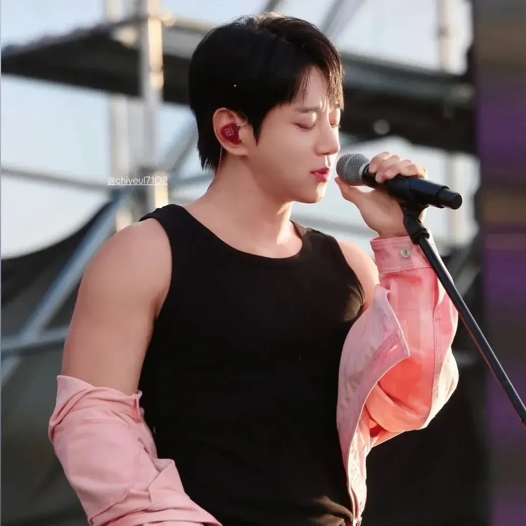 Recent activity shot of Hwang Chiyeol