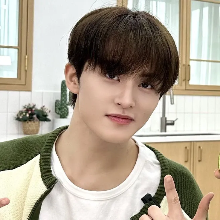 Behind-the-scenes cut of Mark