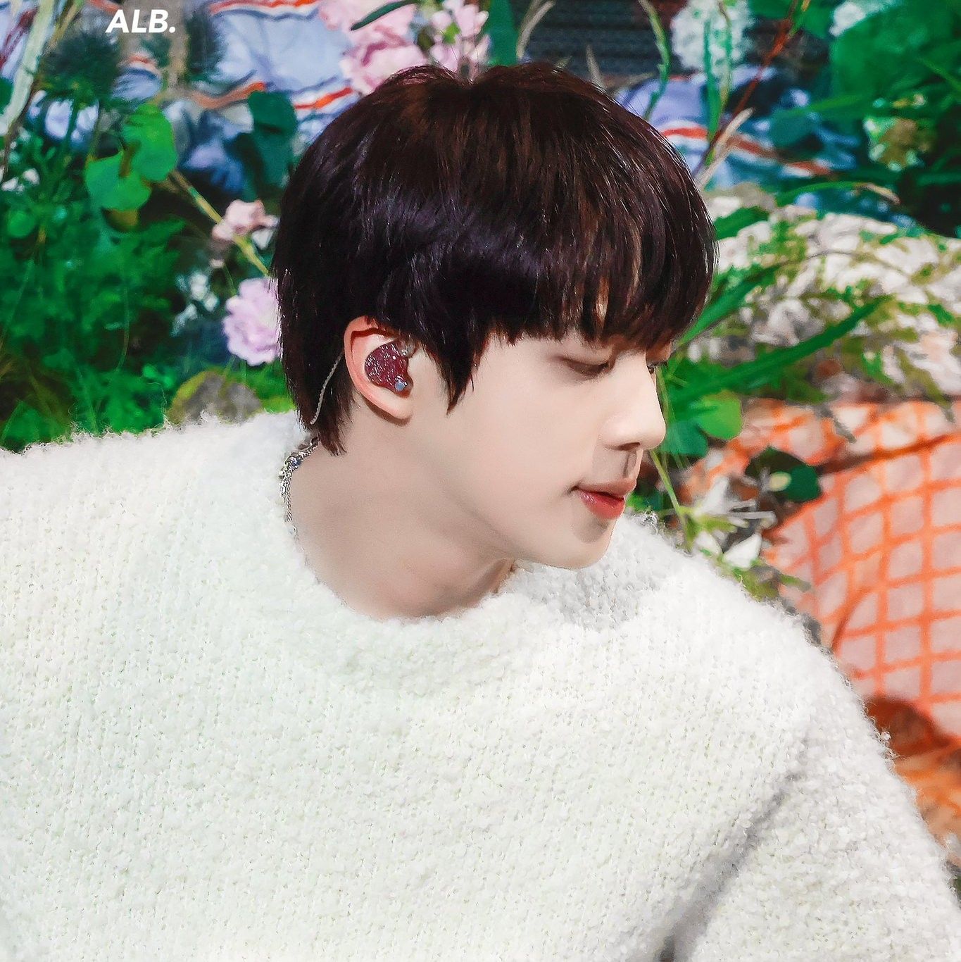 Foto aktivitas terbaru Jin (BTS)