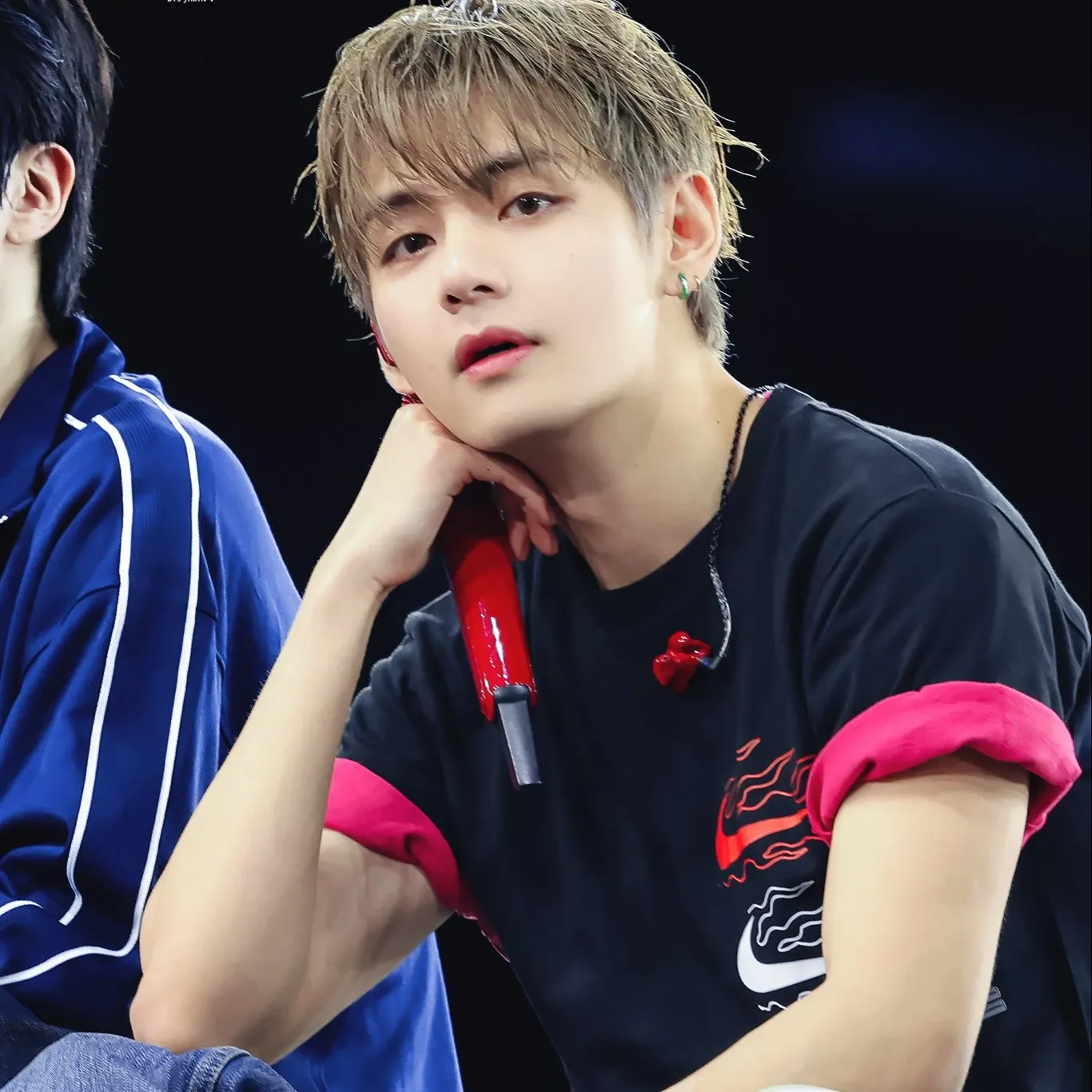 Behind-the-scenes cut of V (BTS)