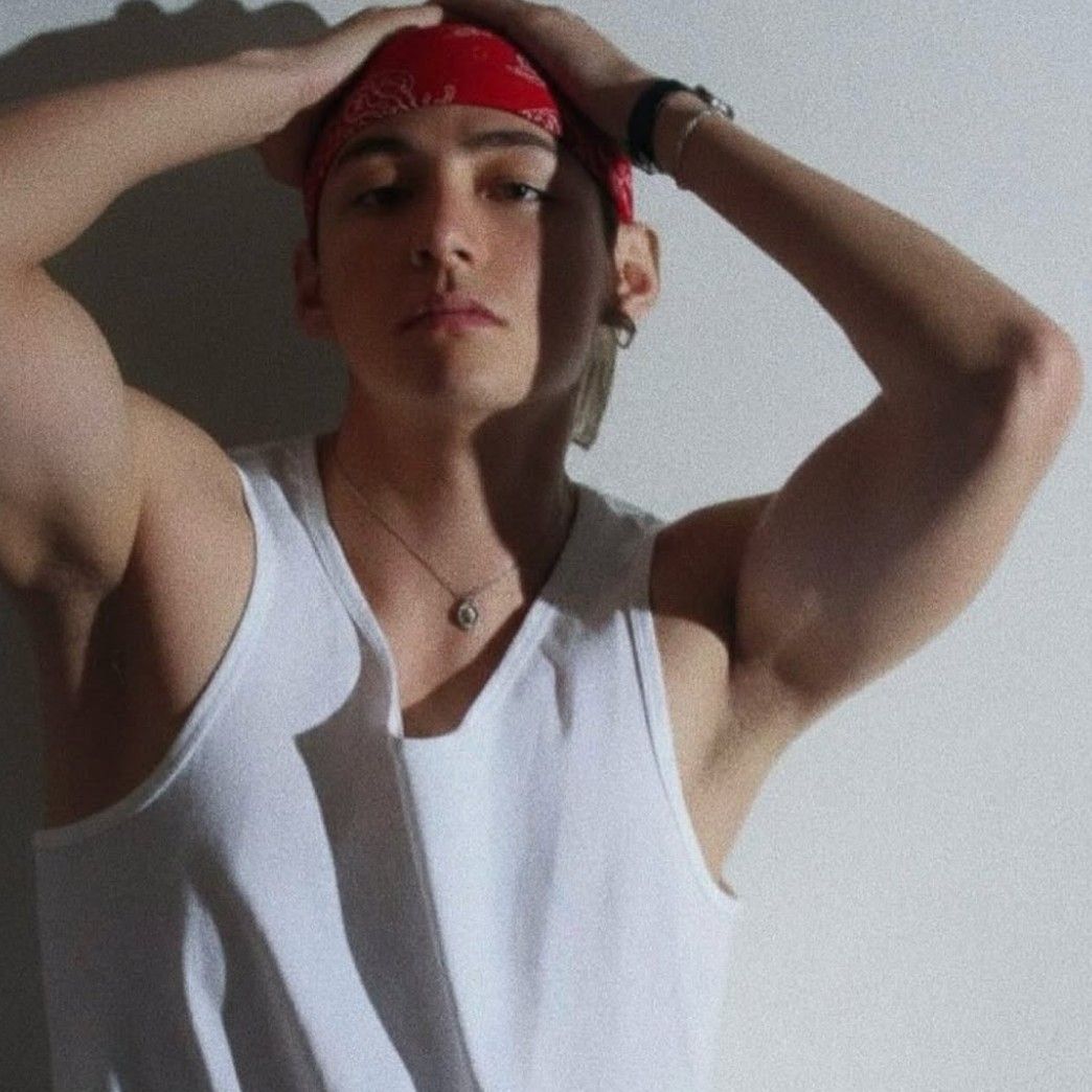 뷔 (방탄소년단)의 최신 사진