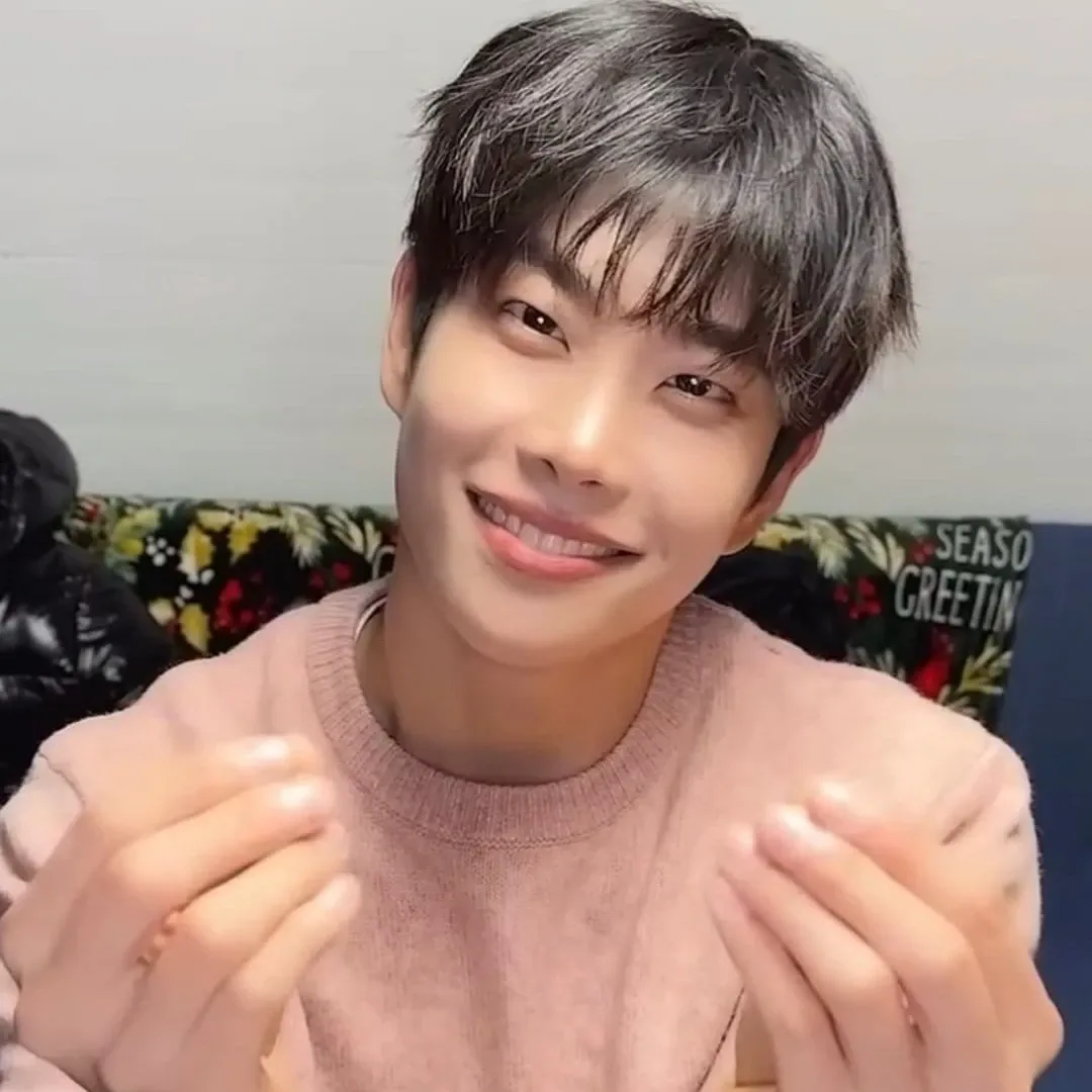 A moment captured by MJ (ASTRO)'s fan