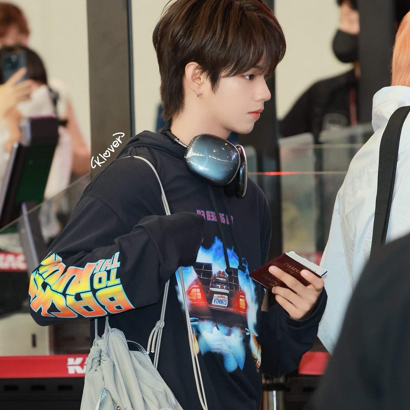 Behind-the-scenes cut of JL (AHOF)