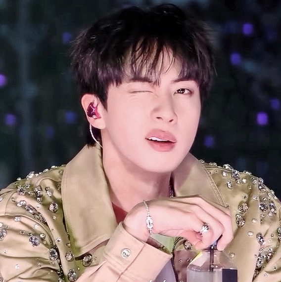 Foto aktivitas terbaru Jin (BTS)