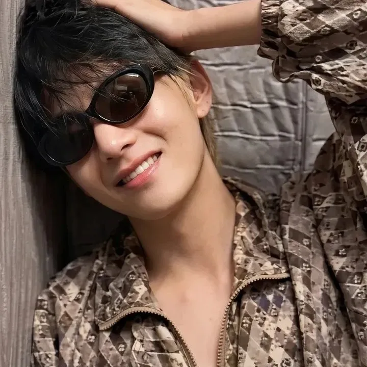 뷔 (방탄소년단) 최근 활동샷