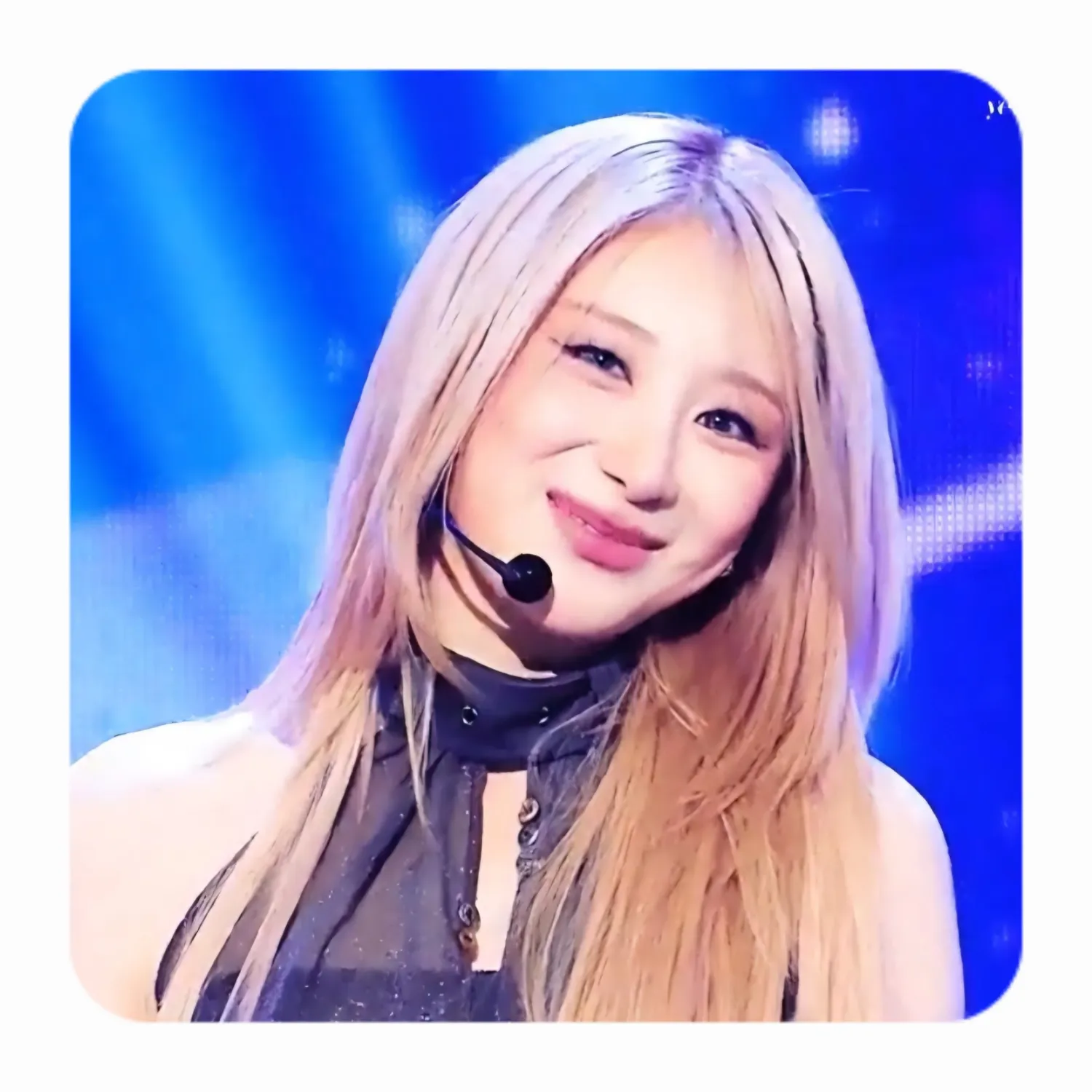 A moment captured by Lee Chaeyeon's fan