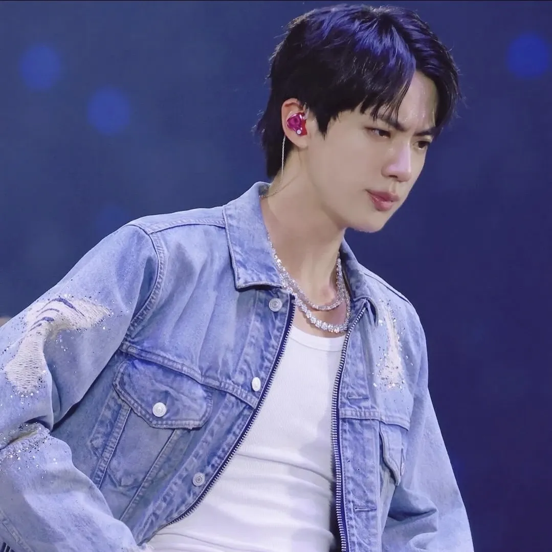 Momen yang diabadikan oleh penggemar Jin (BTS)