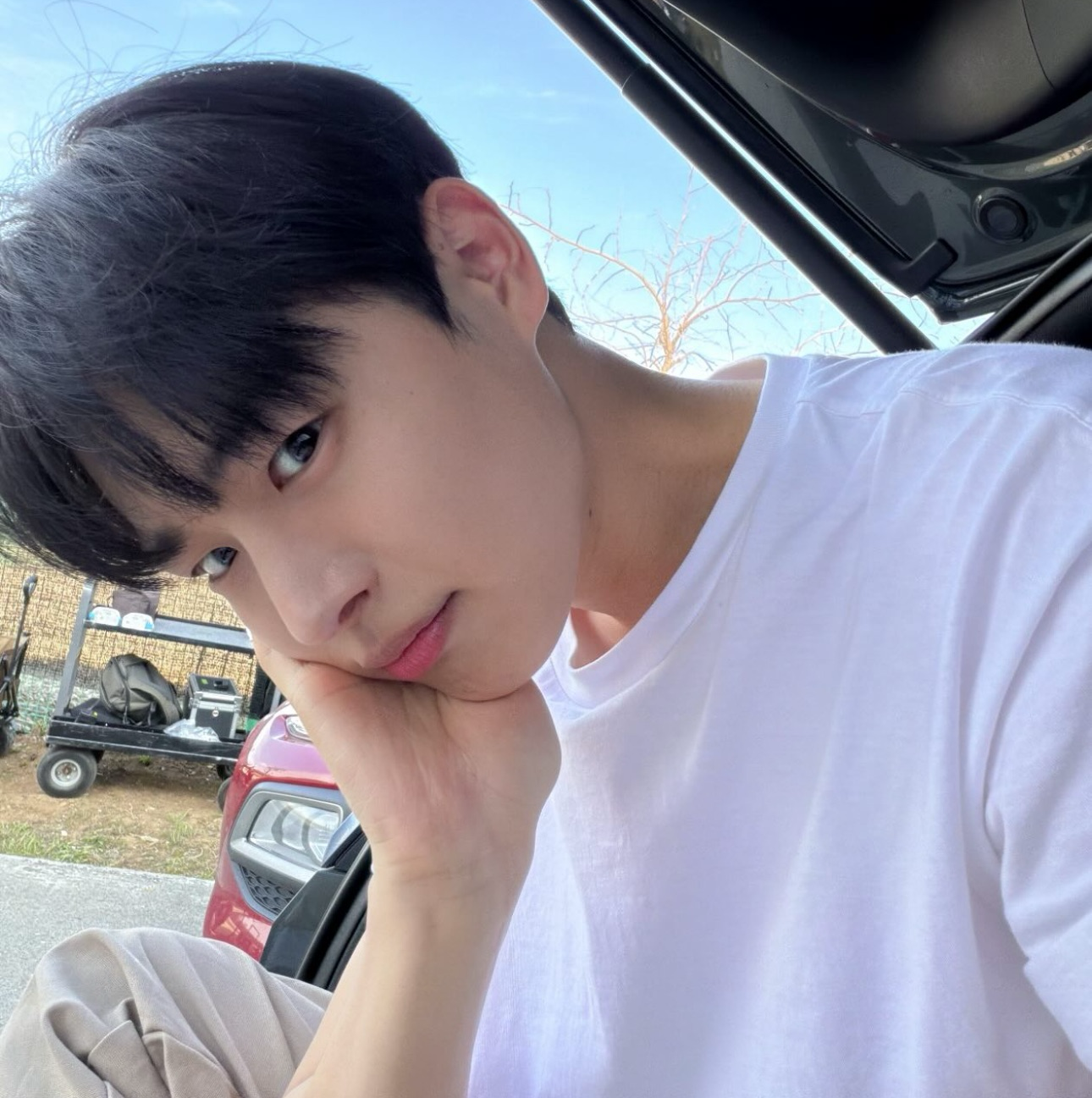 Behind-the-scenes cut of Choi Byungchan