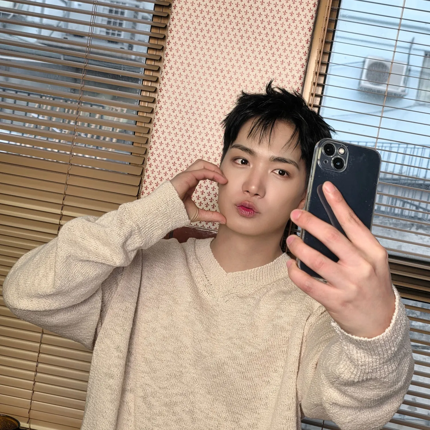 Behind-the-scenes cut of Kim Jonghyeon