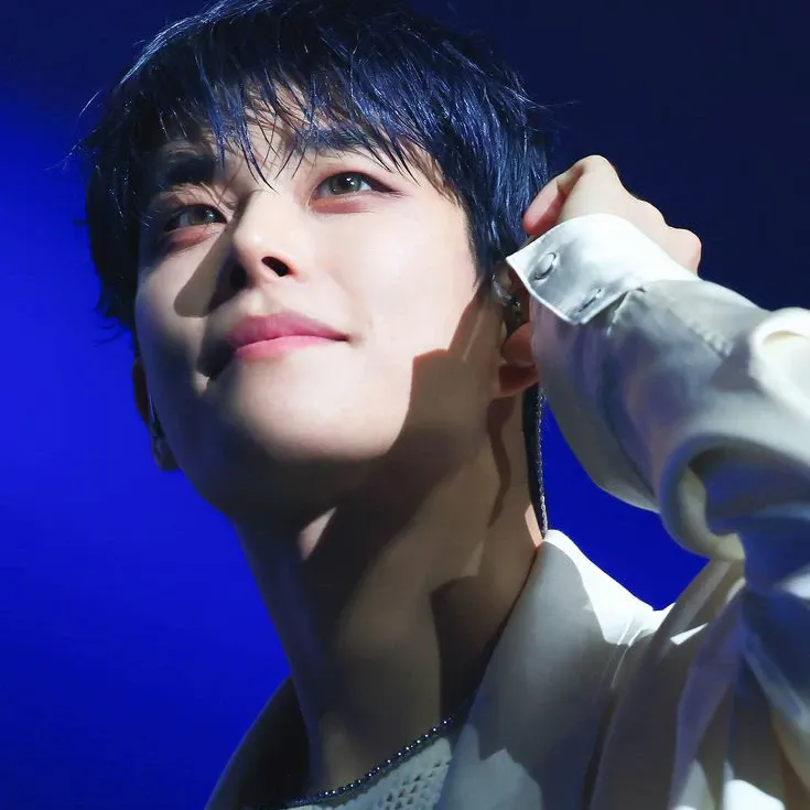 A moment captured by MJ (ASTRO)'s fan