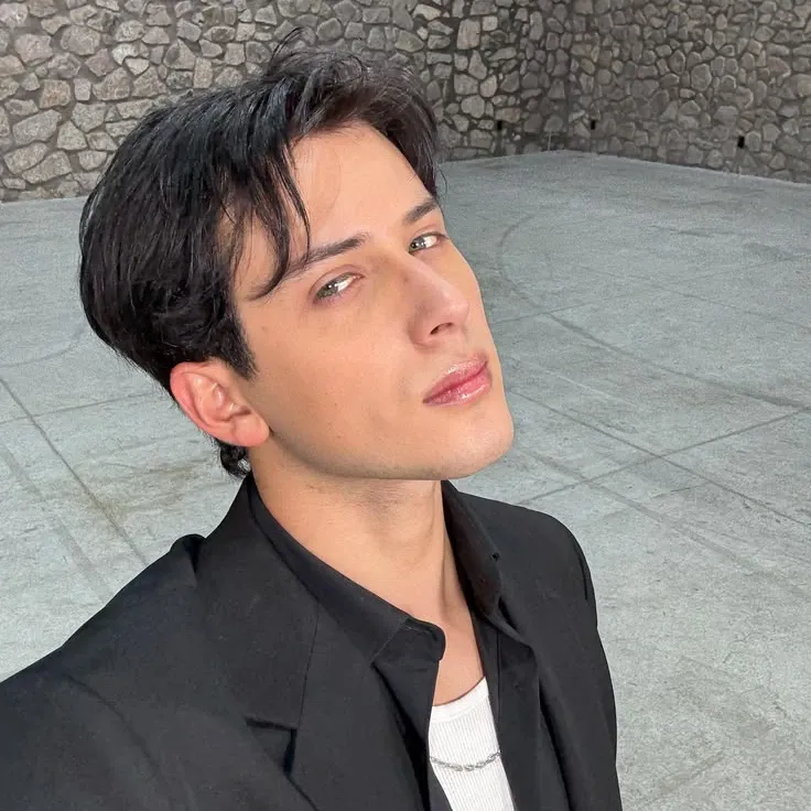 Behind-the-scenes cut of Alejandro (SANTOS BRAVOS)