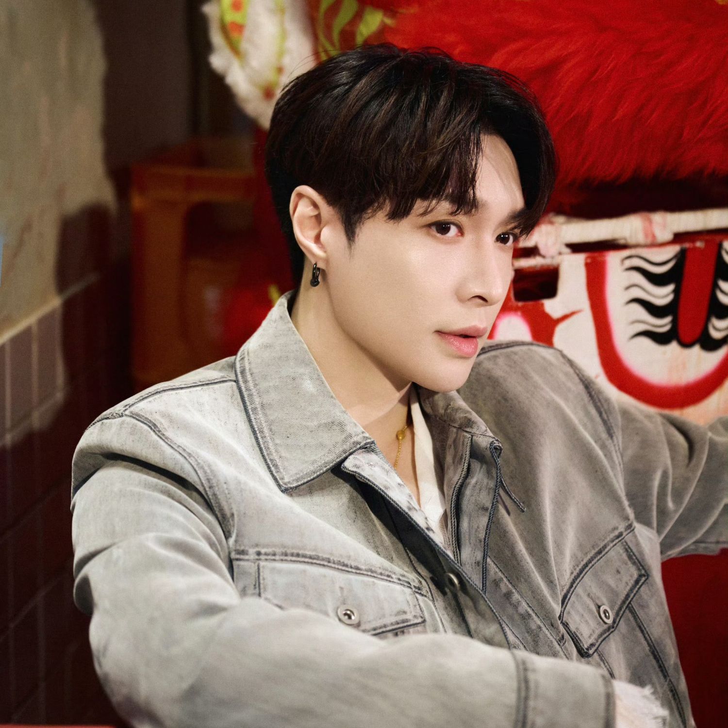 Behind-the-scenes cut of Lay (EXO)