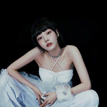 Behind-the-scenes cut of Chungha