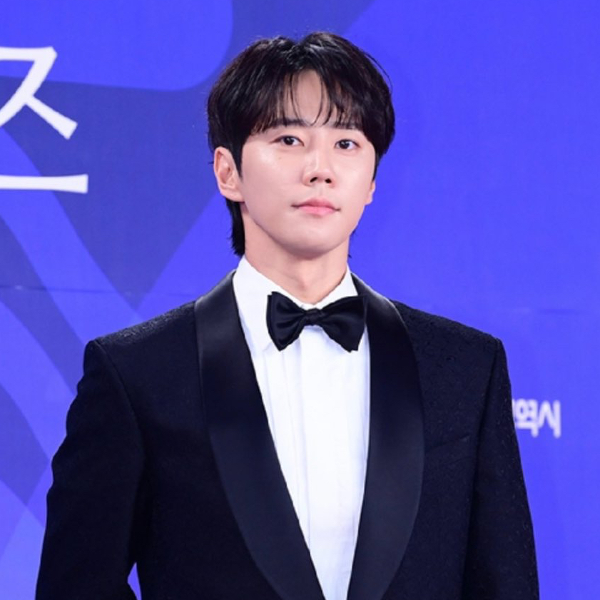 Behind-the-scenes cut of Lee Junyoung
