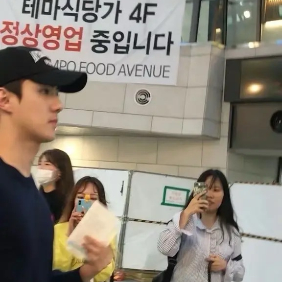 Behind-the-scenes cut of Sehun (EXO)