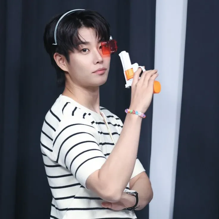 A moment captured by MJ (ASTRO)'s fan