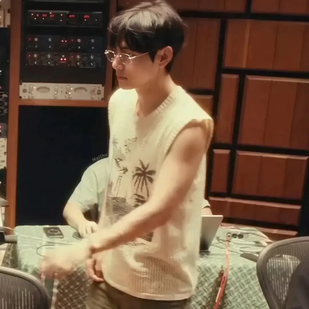 뷔 (방탄소년단)의 최신 사진