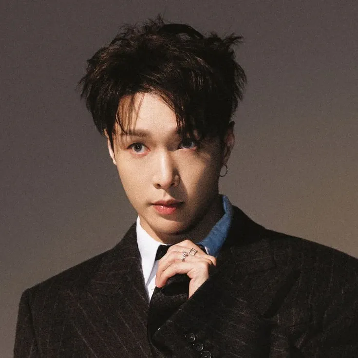 Behind-the-scenes cut of Lay (EXO)