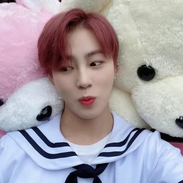 A moment captured by Ha Sungwoon's fan