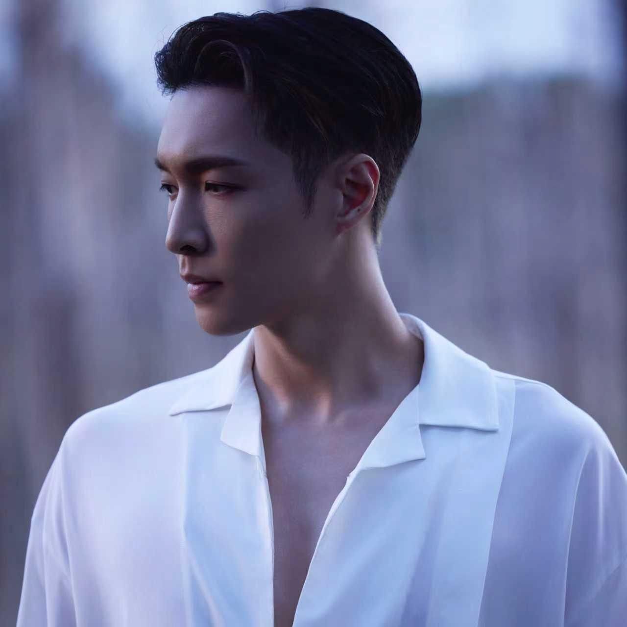 Behind-the-scenes cut of Lay (EXO)