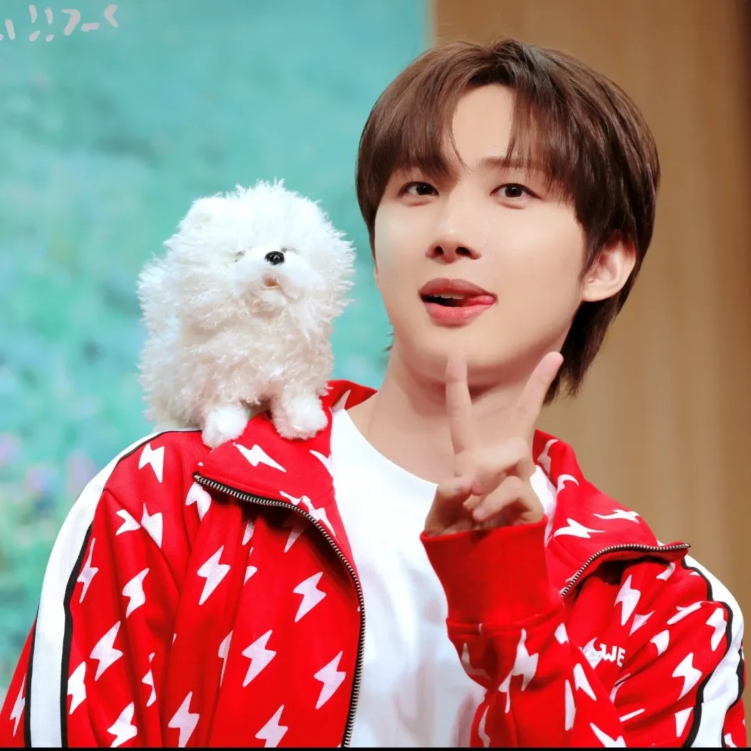 A moment captured by Hui (PENTAGON)'s fan