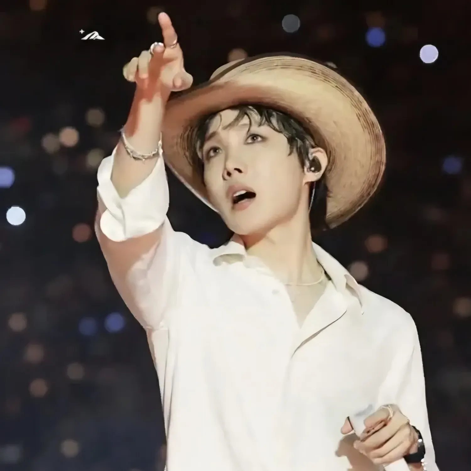 Foto terbaru j-hope (BTS)