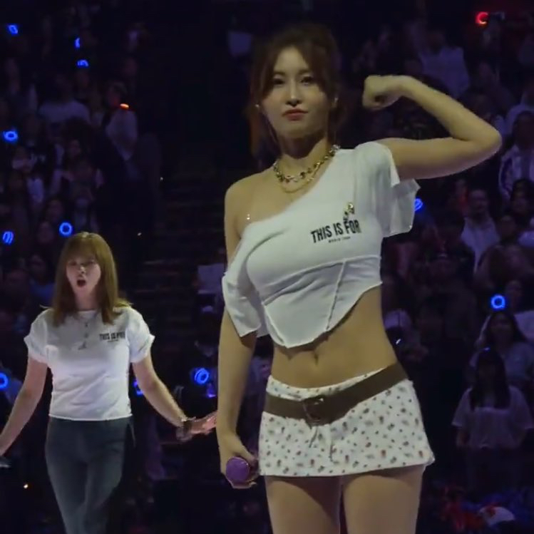 모모 (TWICE)의 비하인드 컷