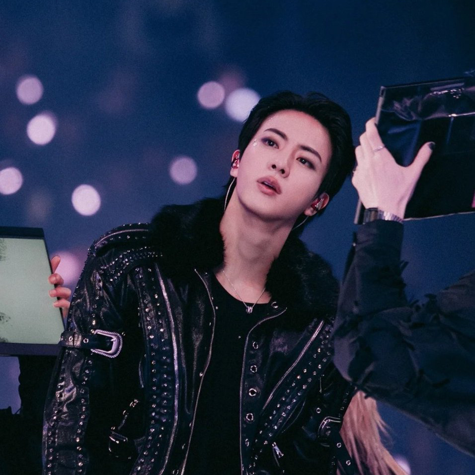 Foto aktivitas terbaru Jin (BTS)