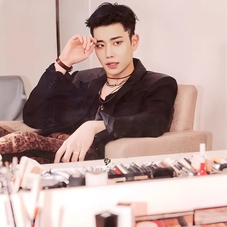 A moment captured by MJ (ASTRO)'s fan