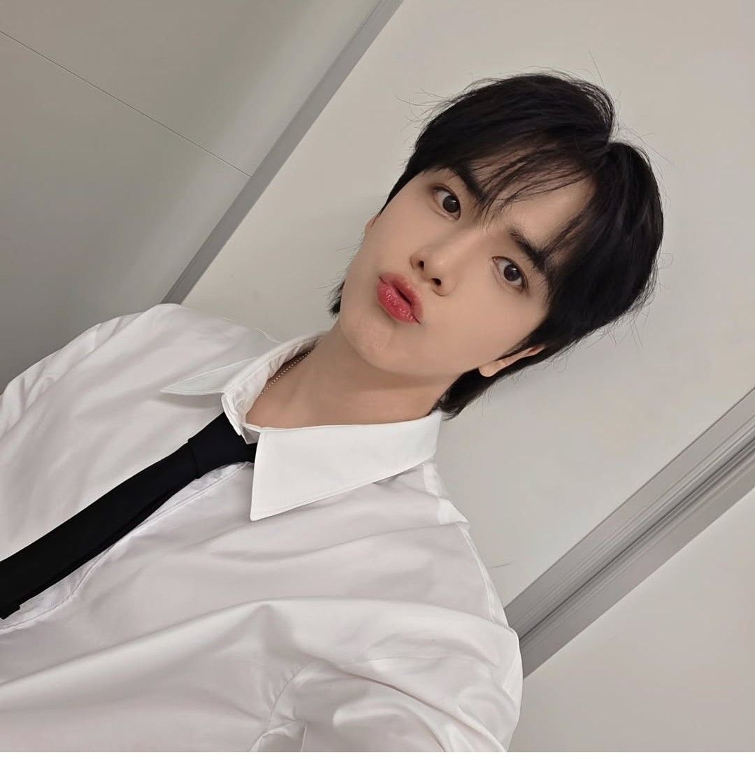 A moment captured by Younghoon (THE BOYZ)'s fan