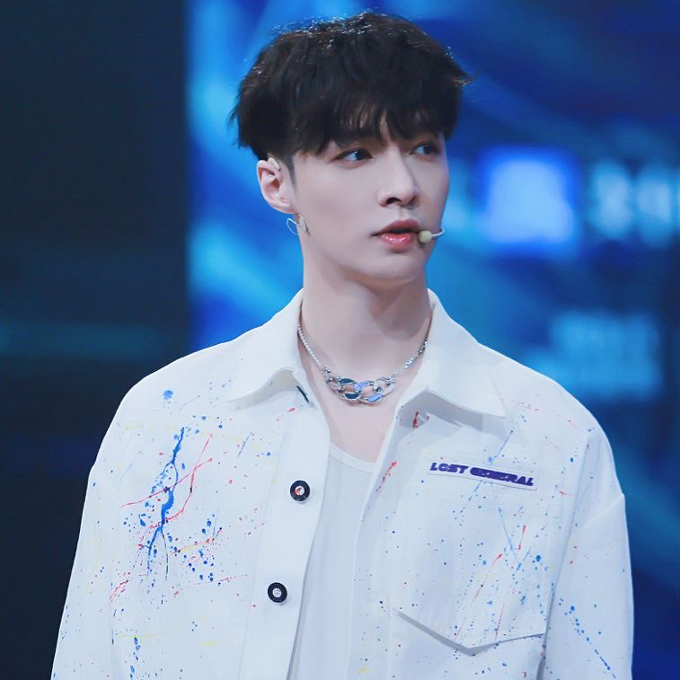 Behind-the-scenes cut of Lay (EXO)