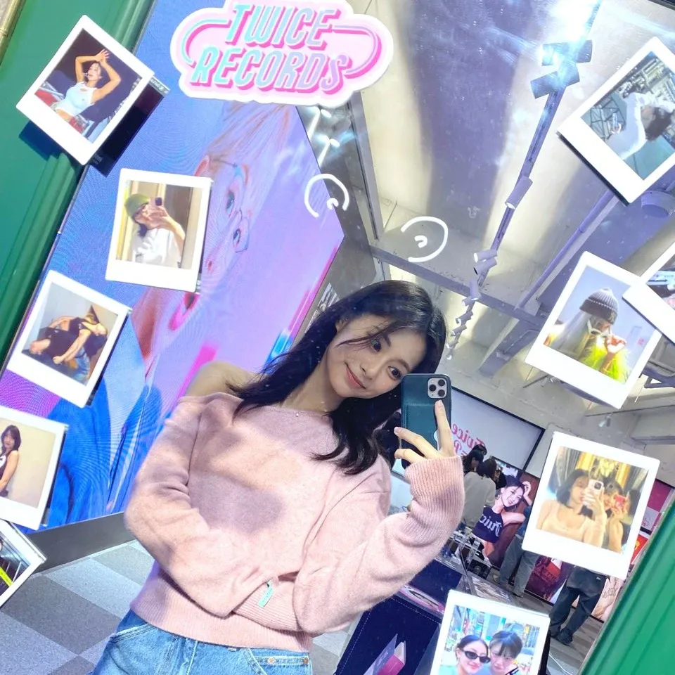 Foto aktivitas terbaru Tzuyu (TWICE)