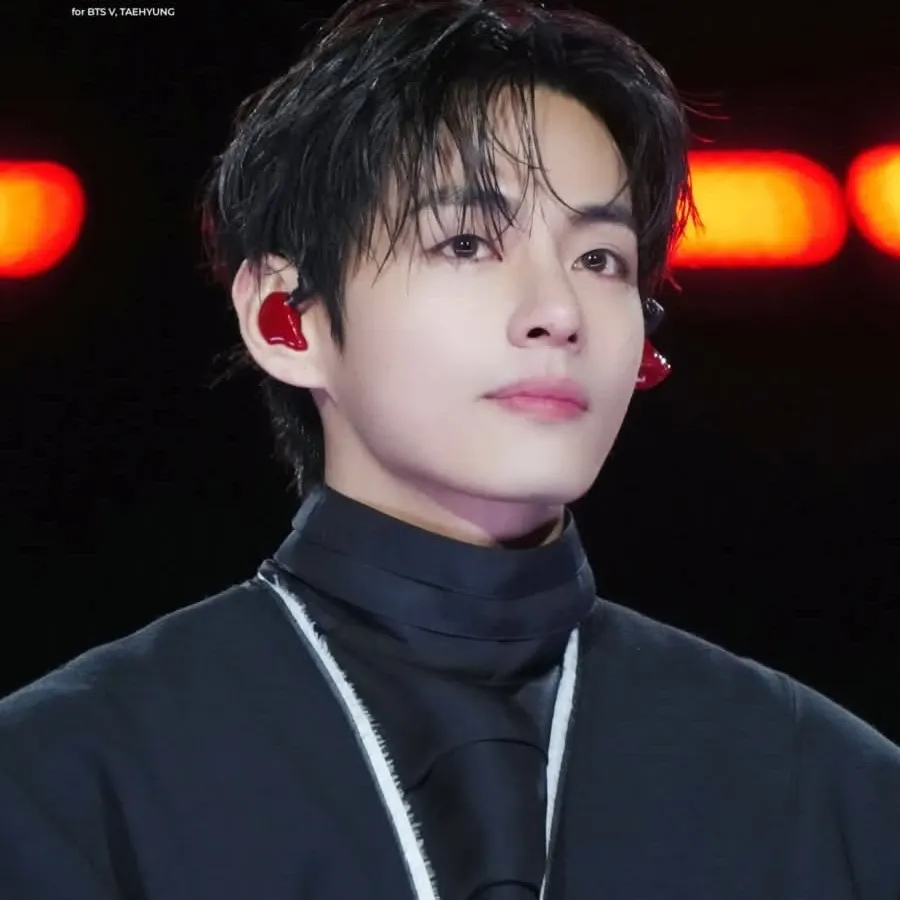 뷔 (방탄소년단)의 최신 사진