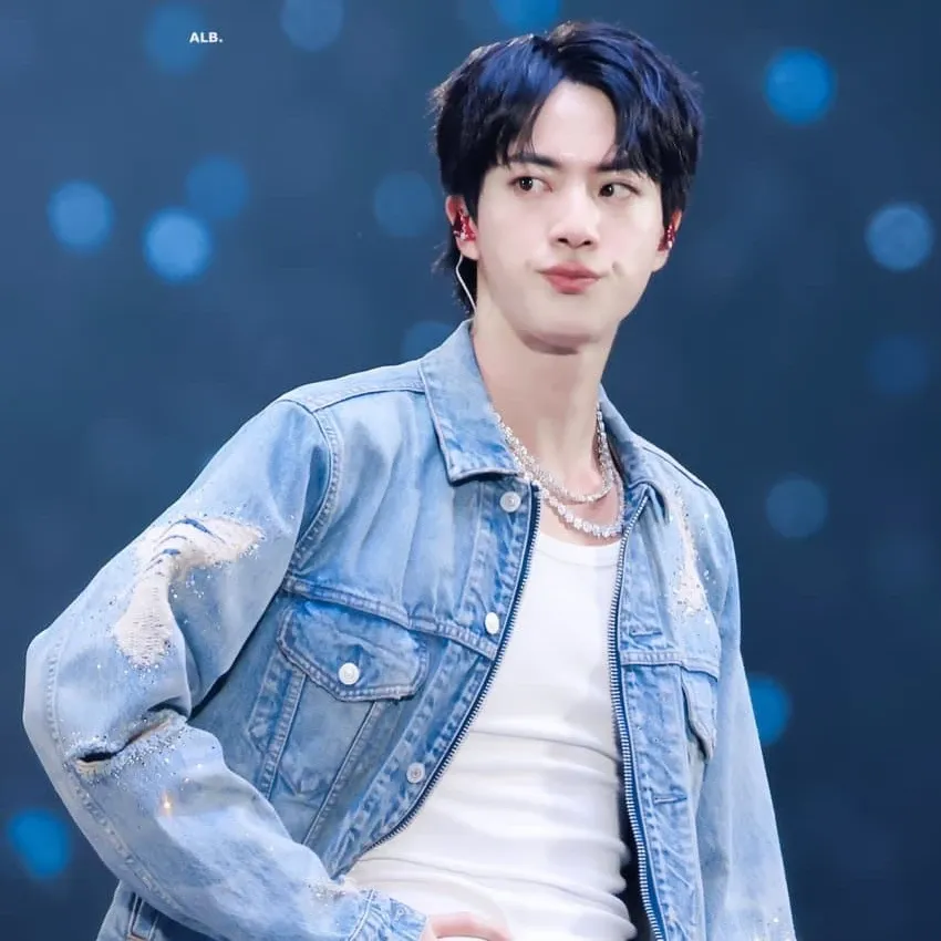 Momen yang diabadikan oleh penggemar Jin (BTS)