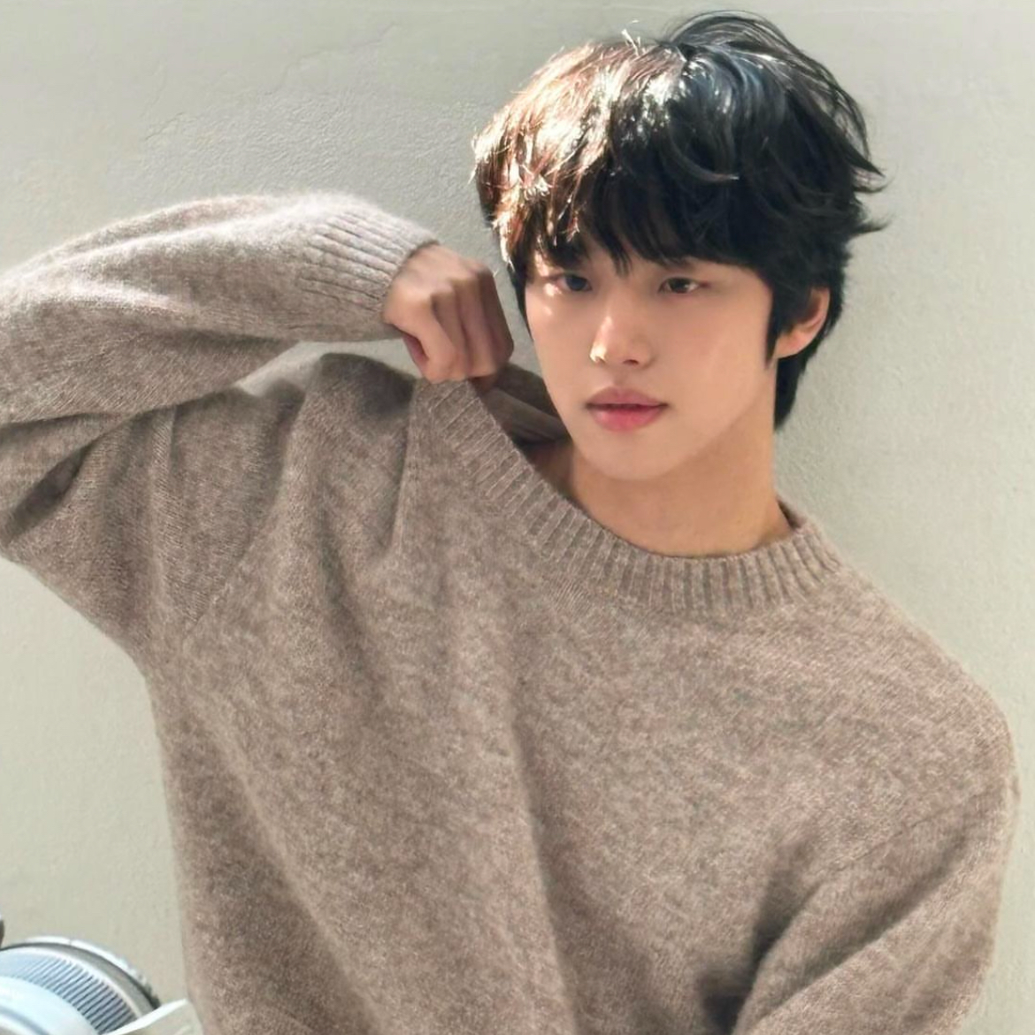 A moment captured by Hongseok (PENTAGON)'s fan