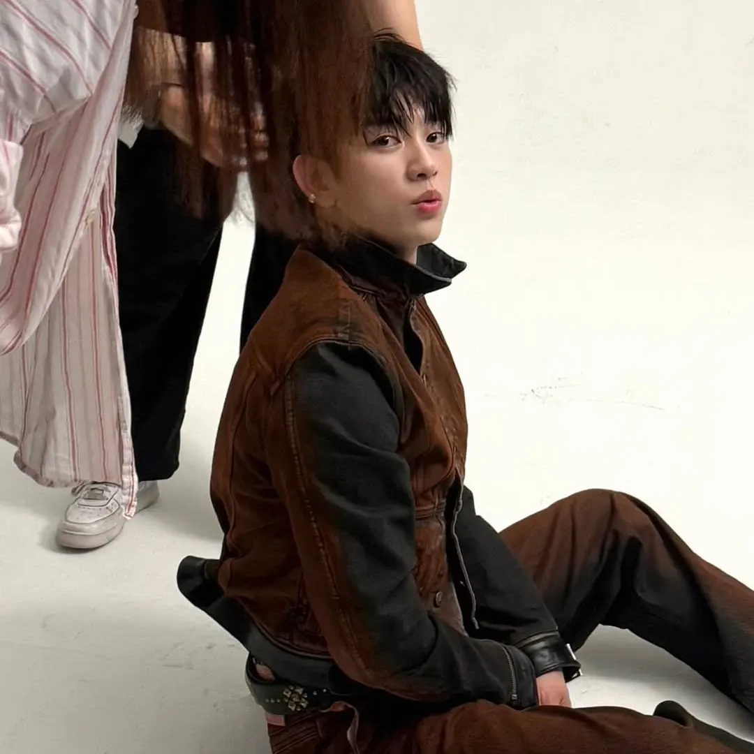 Behind-the-scenes cut of Jinyoung (GOT7)