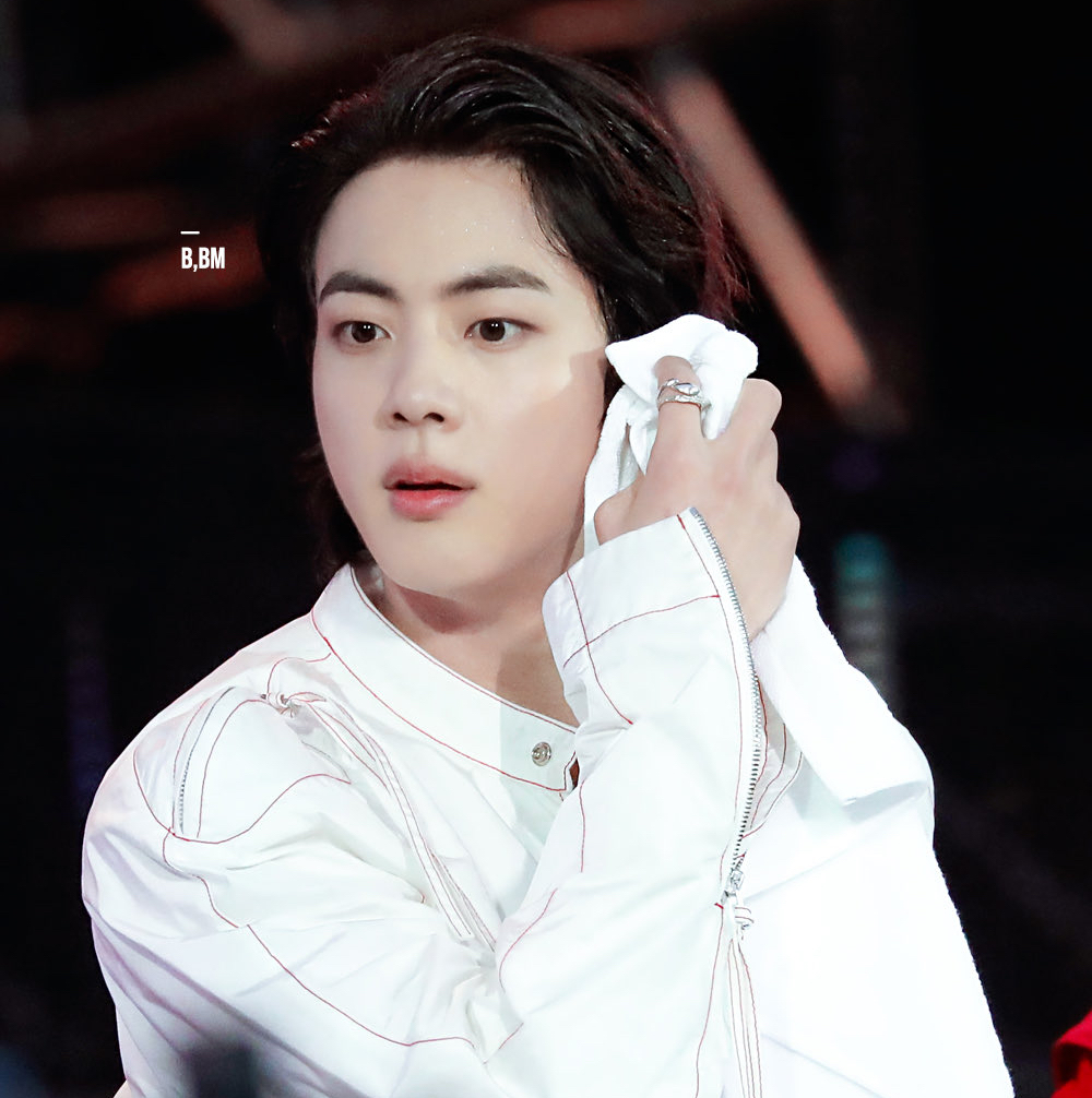 Momen yang diabadikan oleh penggemar Jin (BTS)