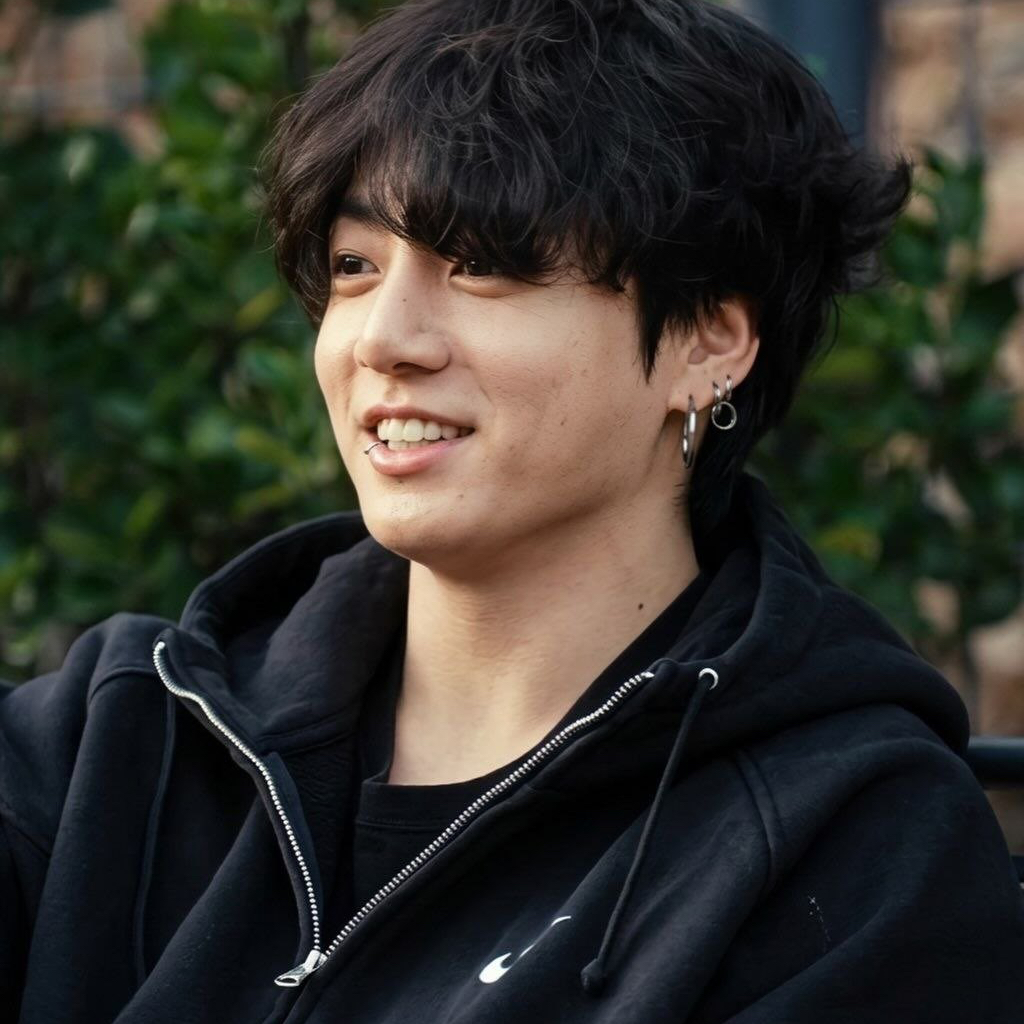 Foto aktivitas terbaru Jungkook (BTS)