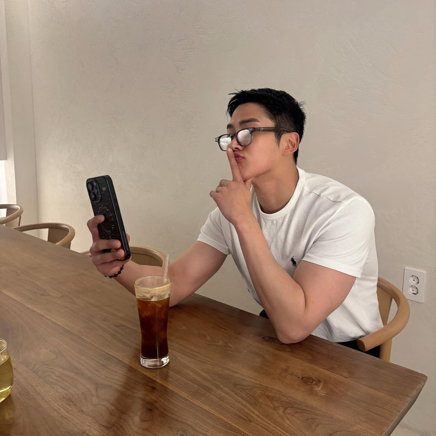 로운의 비하인드 컷