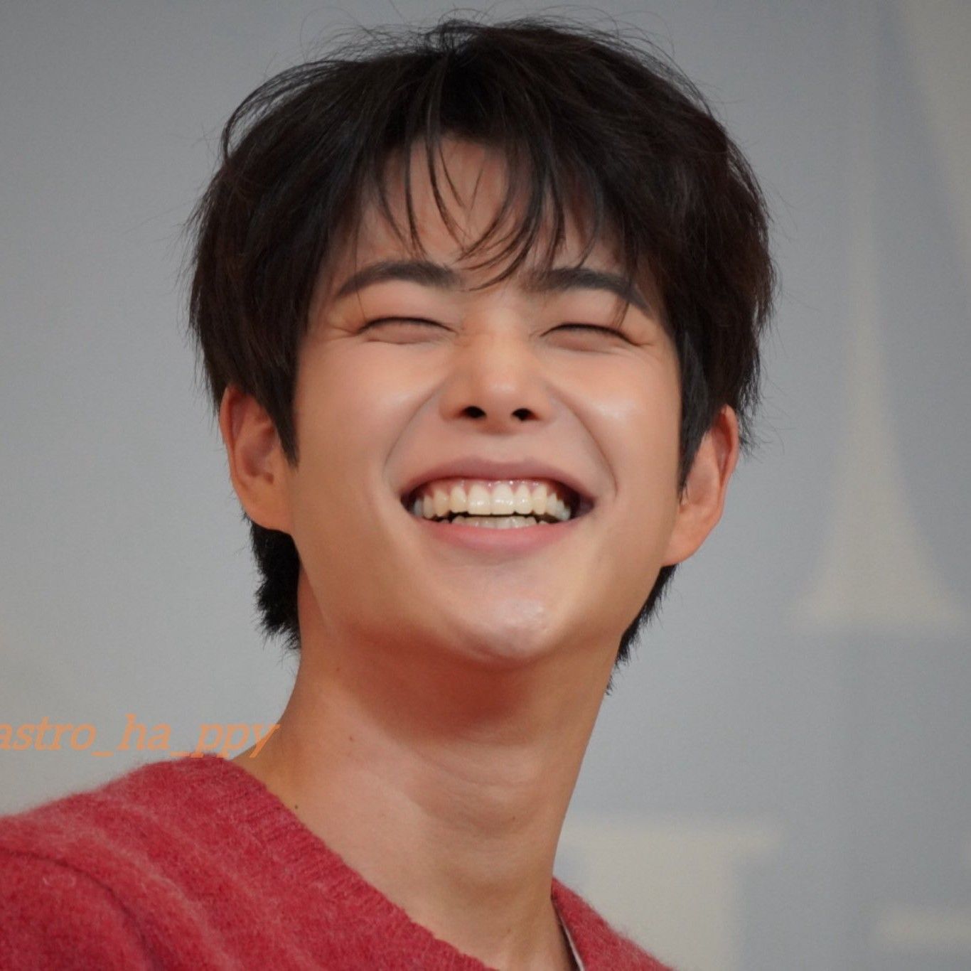 A moment captured by MJ (ASTRO)'s fan