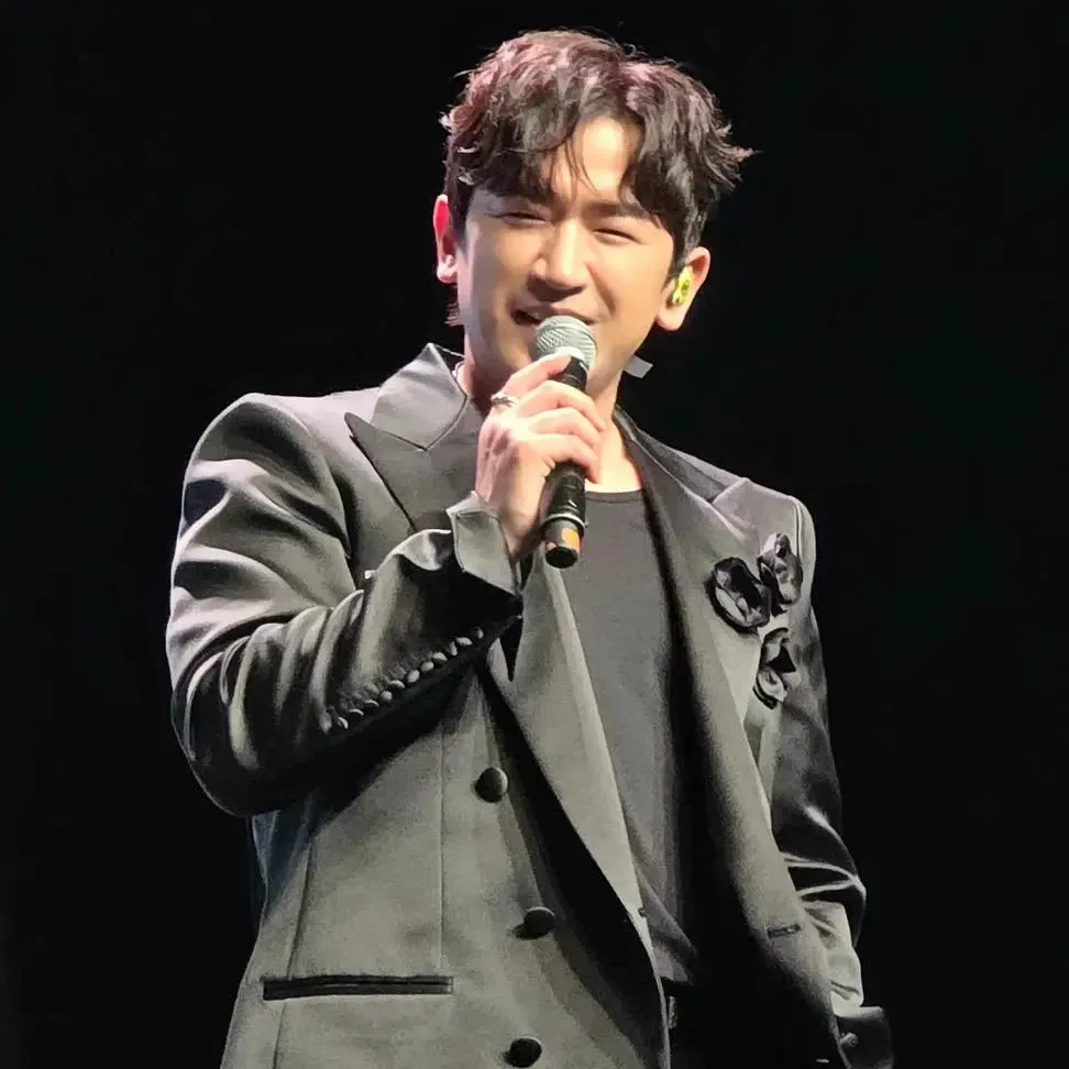 Latest photo of Lee Minwoo (SHINHWA)