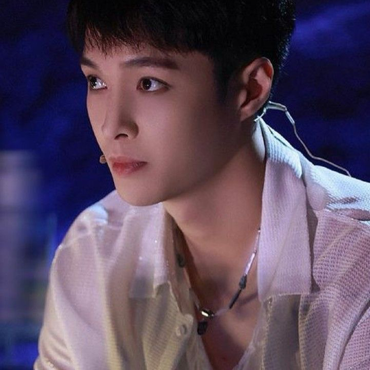 Behind-the-scenes cut of Lay (EXO)