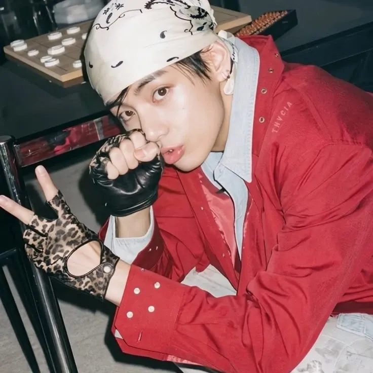 Behind-the-scenes cut of V (BTS)