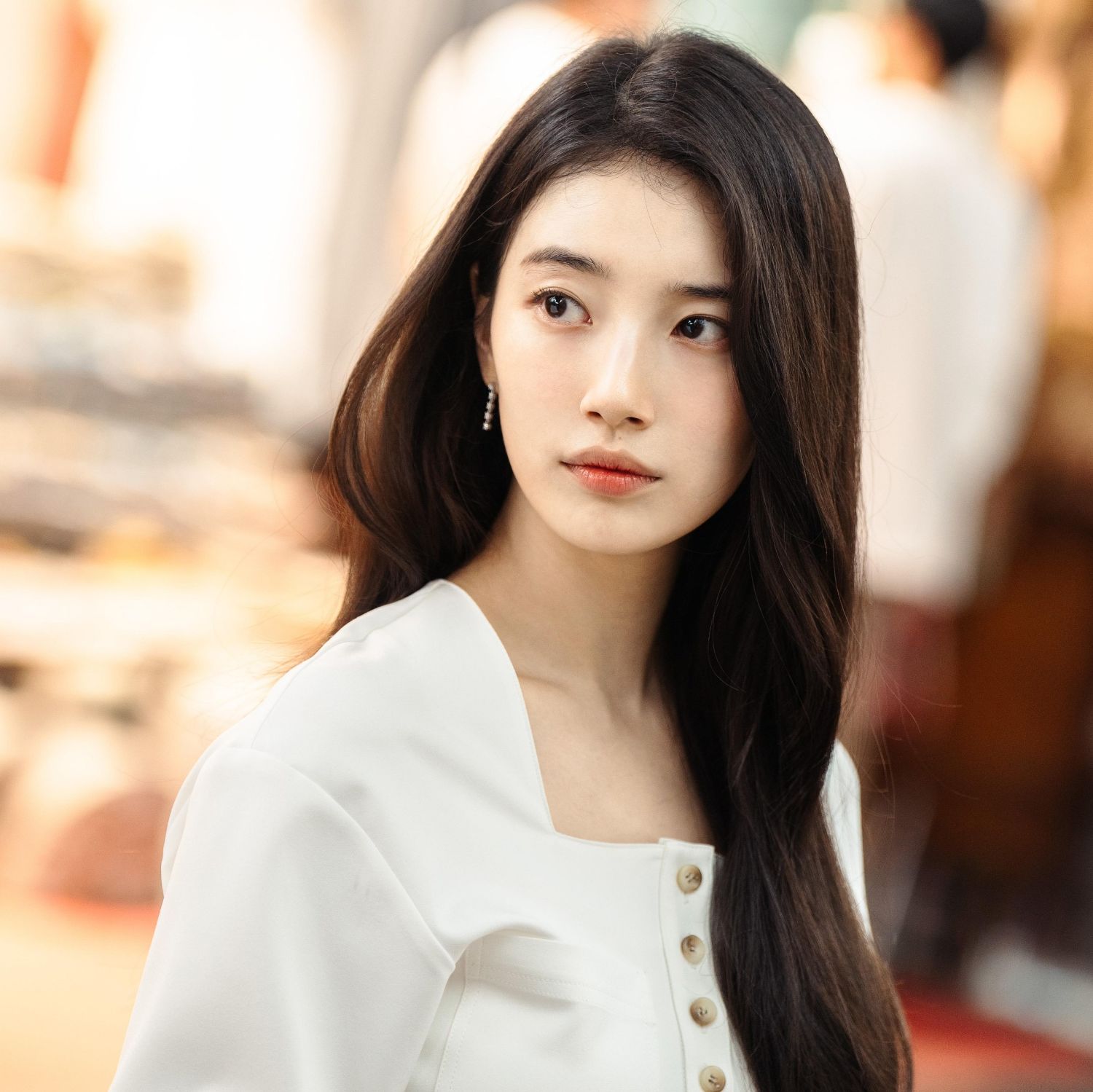 Behind-the-scenes cut of Suzy
