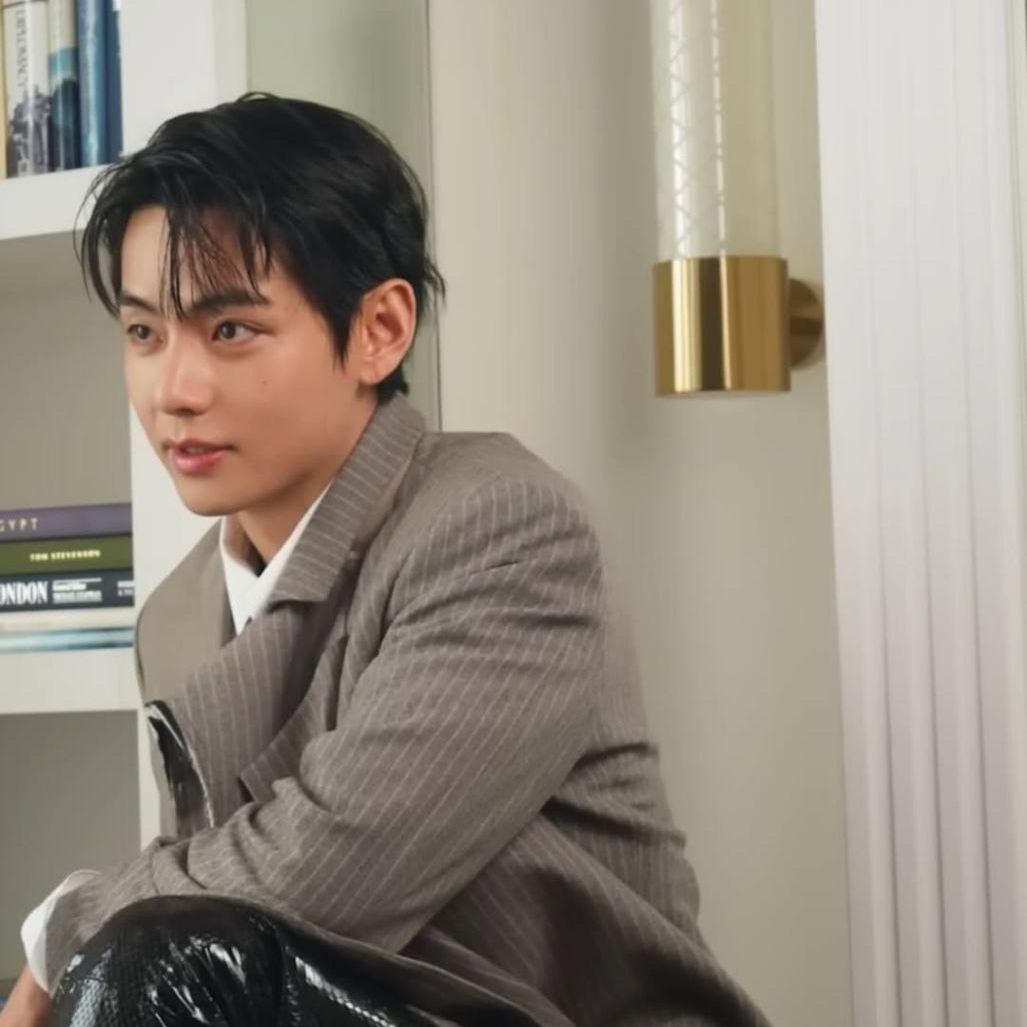 뷔 (방탄소년단)의 최신 사진